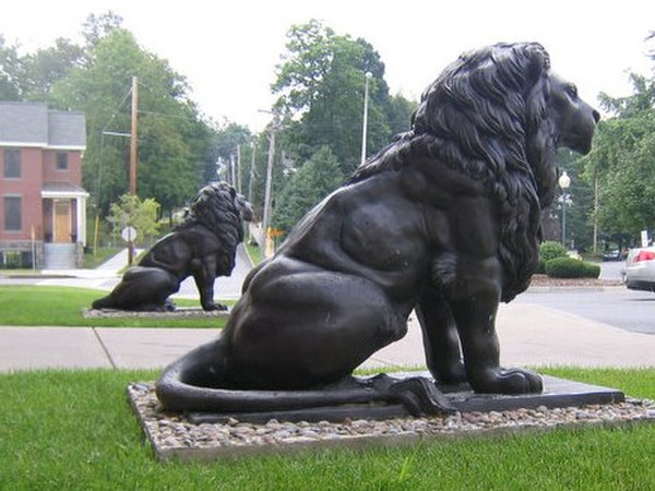 Pair of life size bronze lions sitting - Left and Right head turns